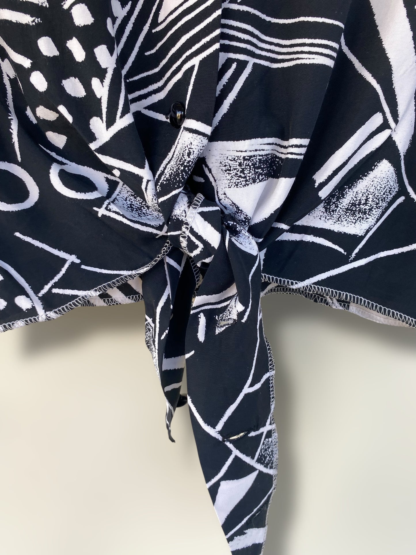 Vintage black cropped shirt with white shapes