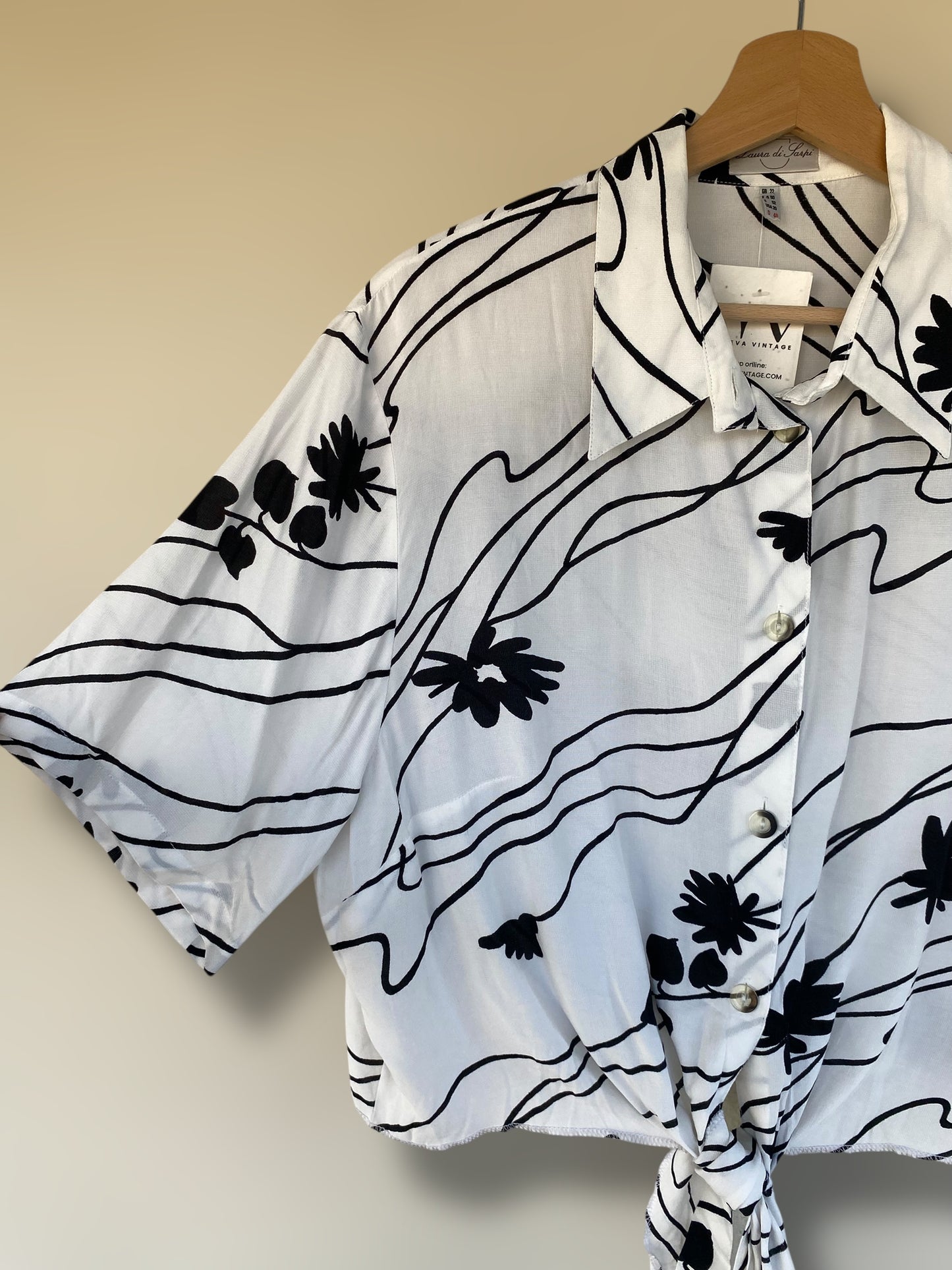 Vintage cropped shirt with black design