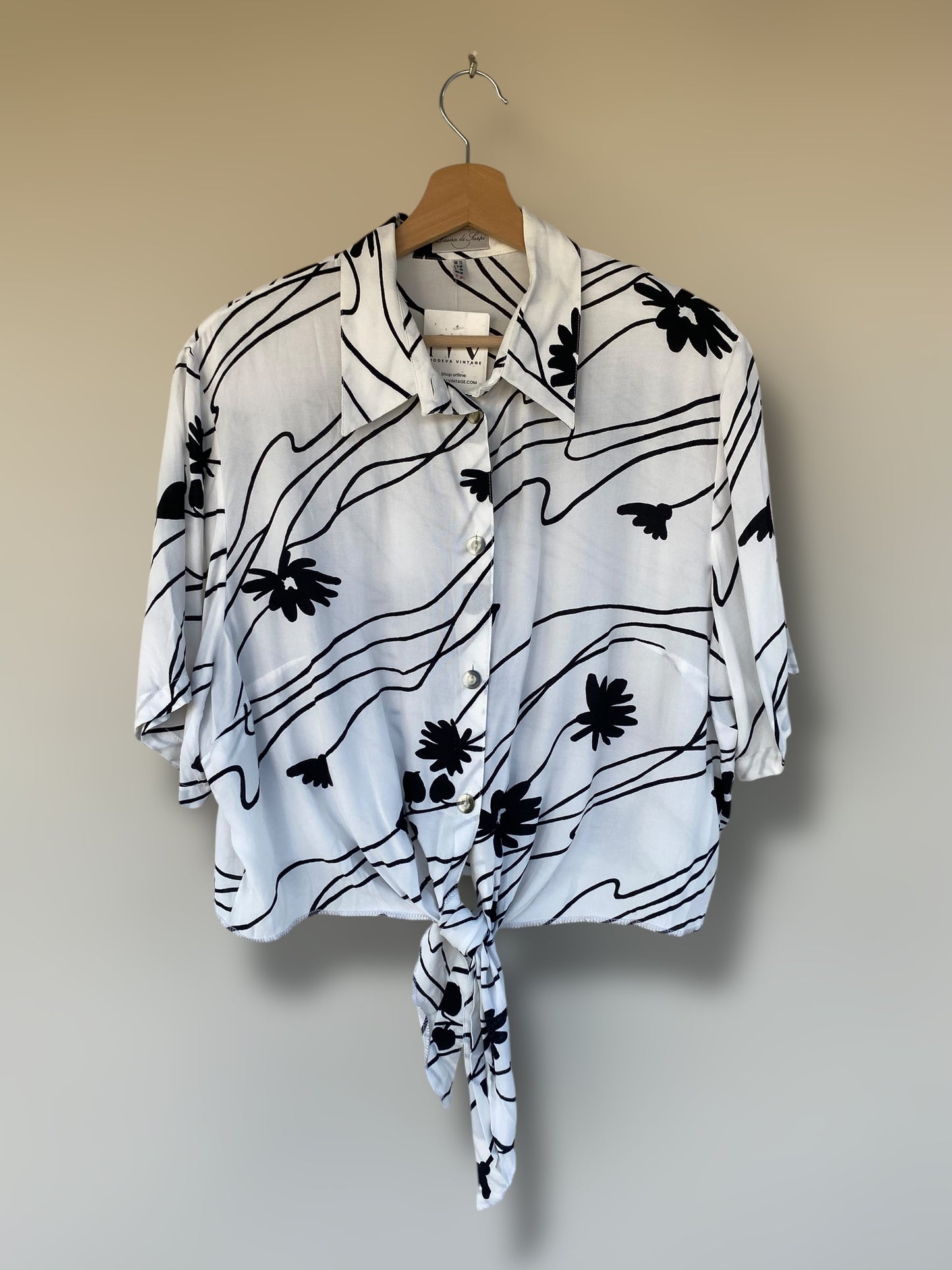 Vintage cropped shirt with black design