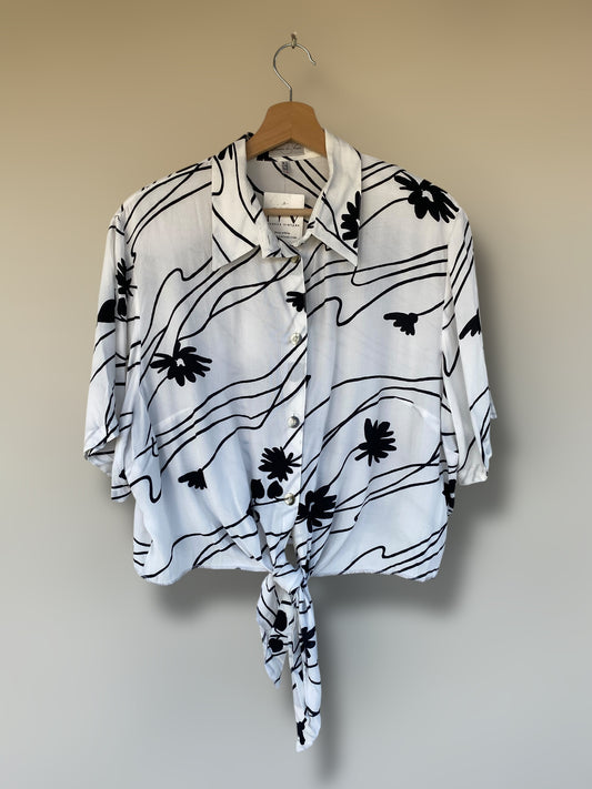 Vintage cropped shirt with black design