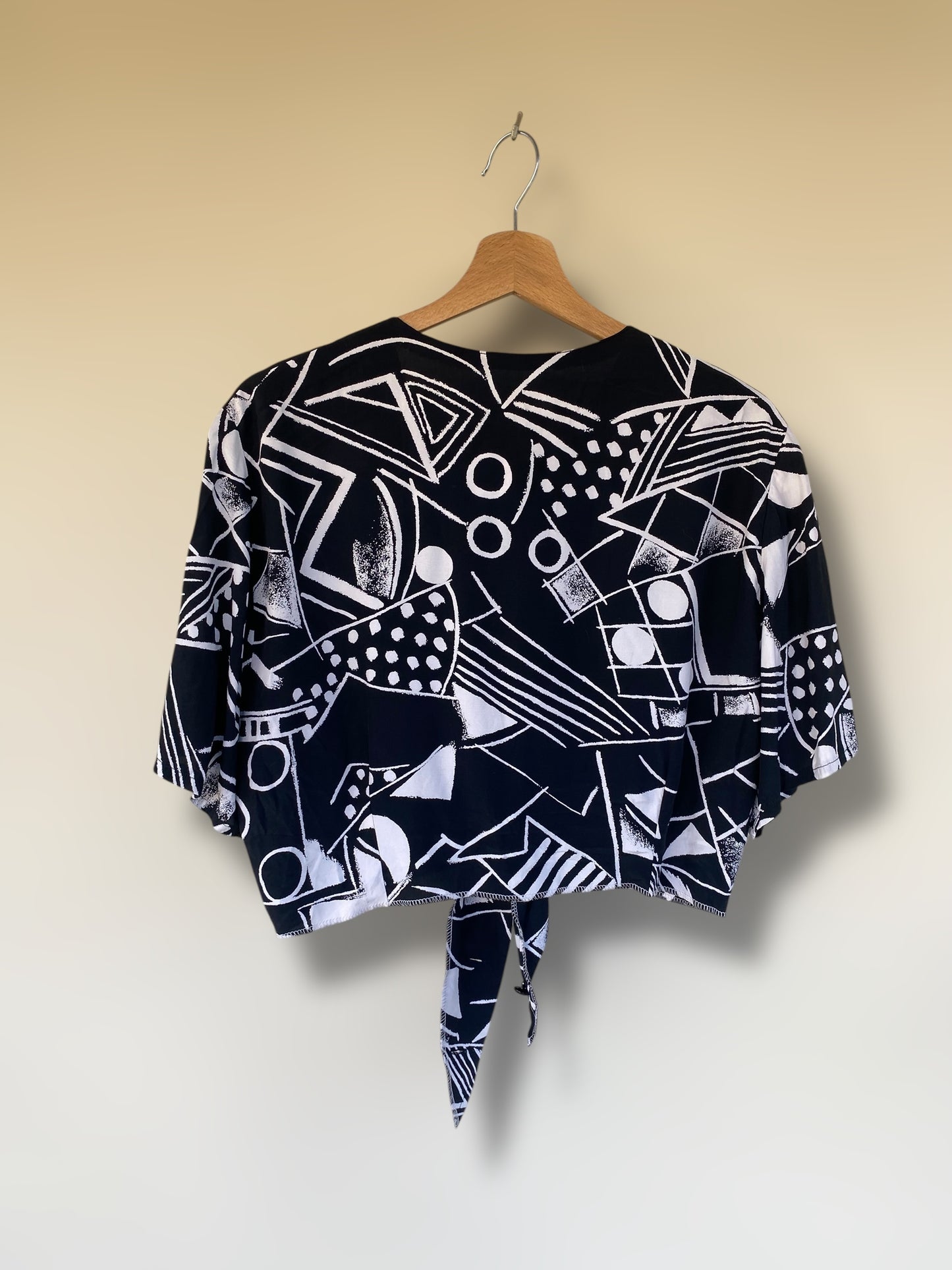 Vintage black cropped shirt with white shapes