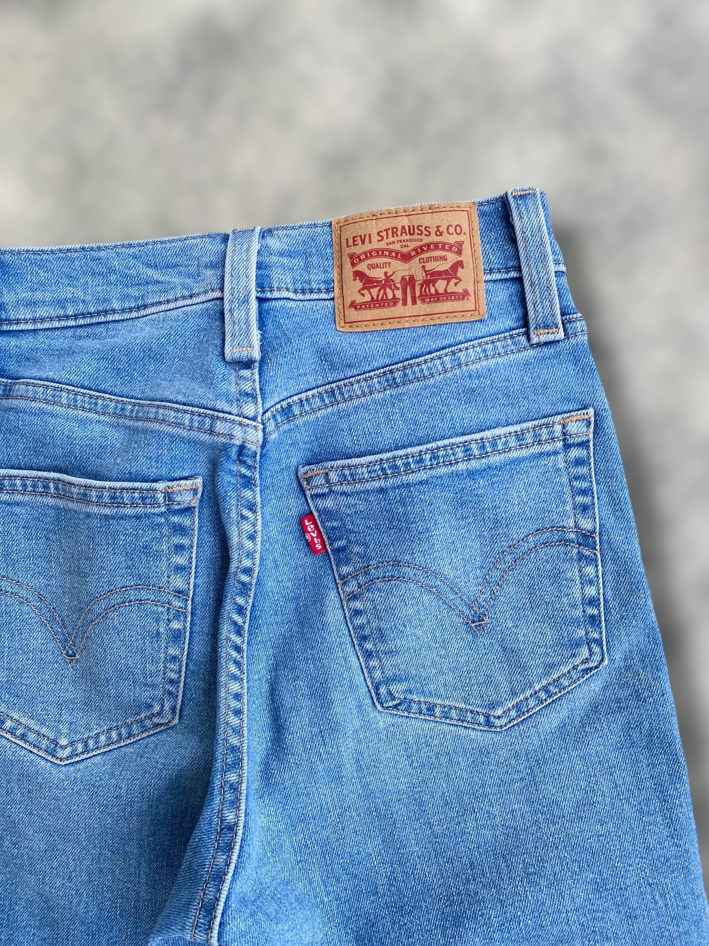 Levi’s high waisted mom fit jean (xs)