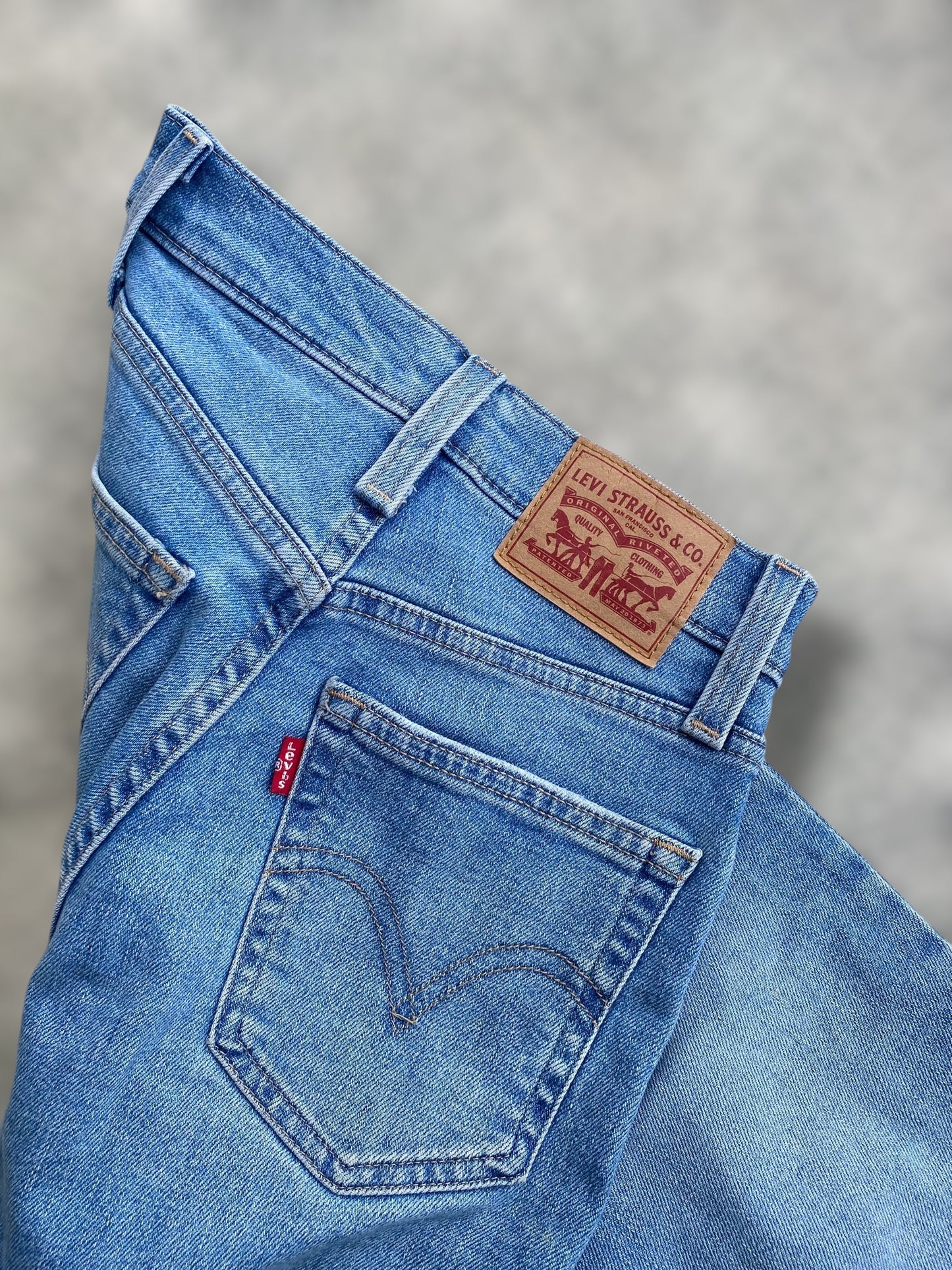 Levi’s high waisted mom fit jean (xs)