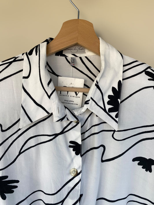 Vintage cropped shirt with black design