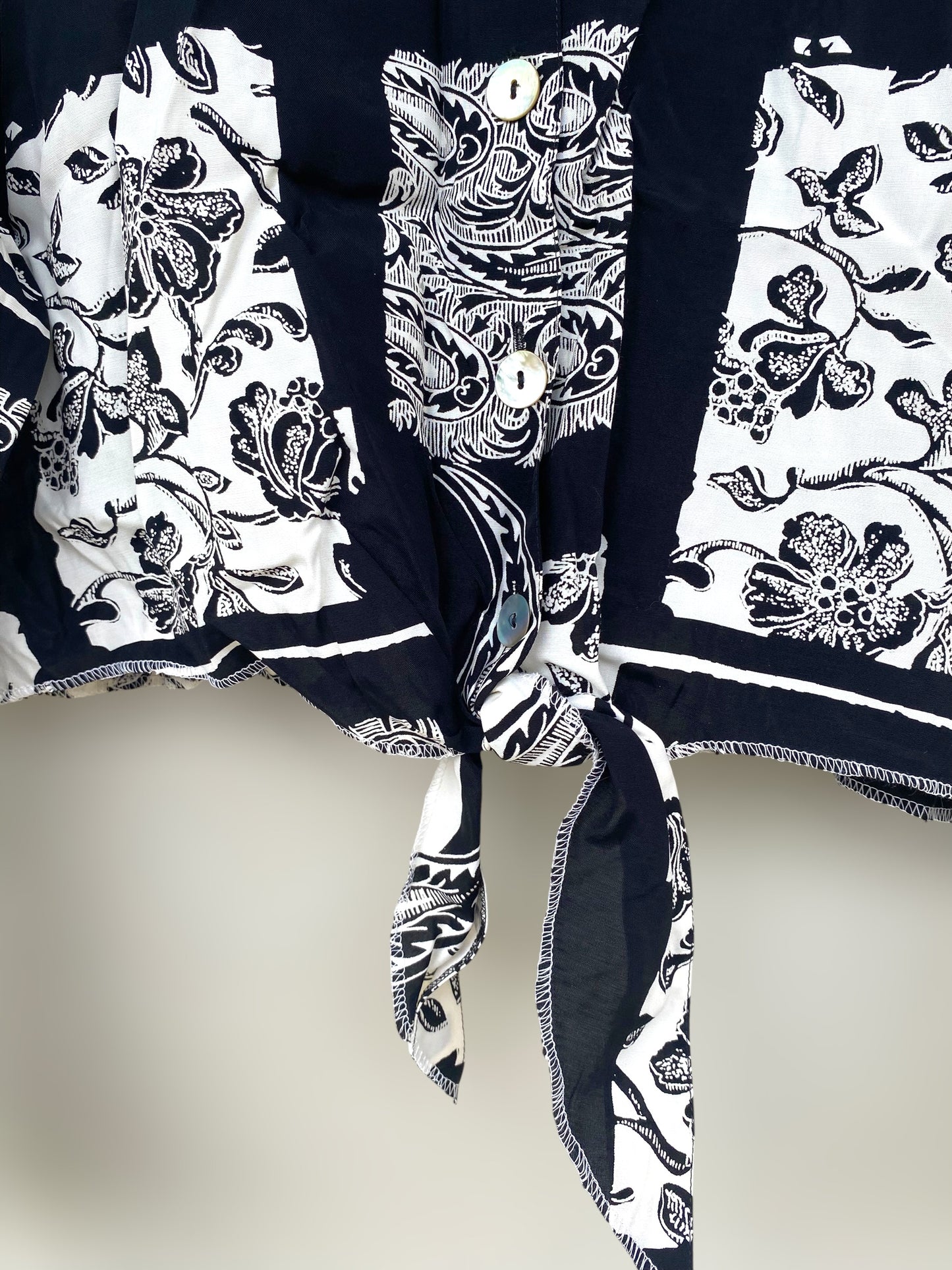 “Lahouria & flowers” vintage reworked cropped shirt