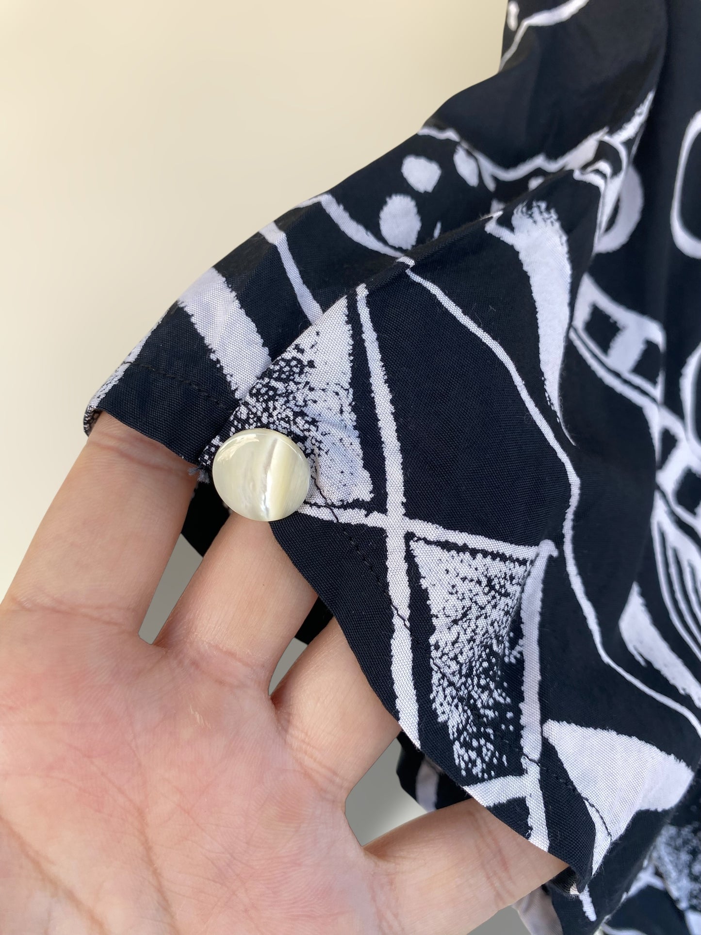 Vintage black cropped shirt with white shapes