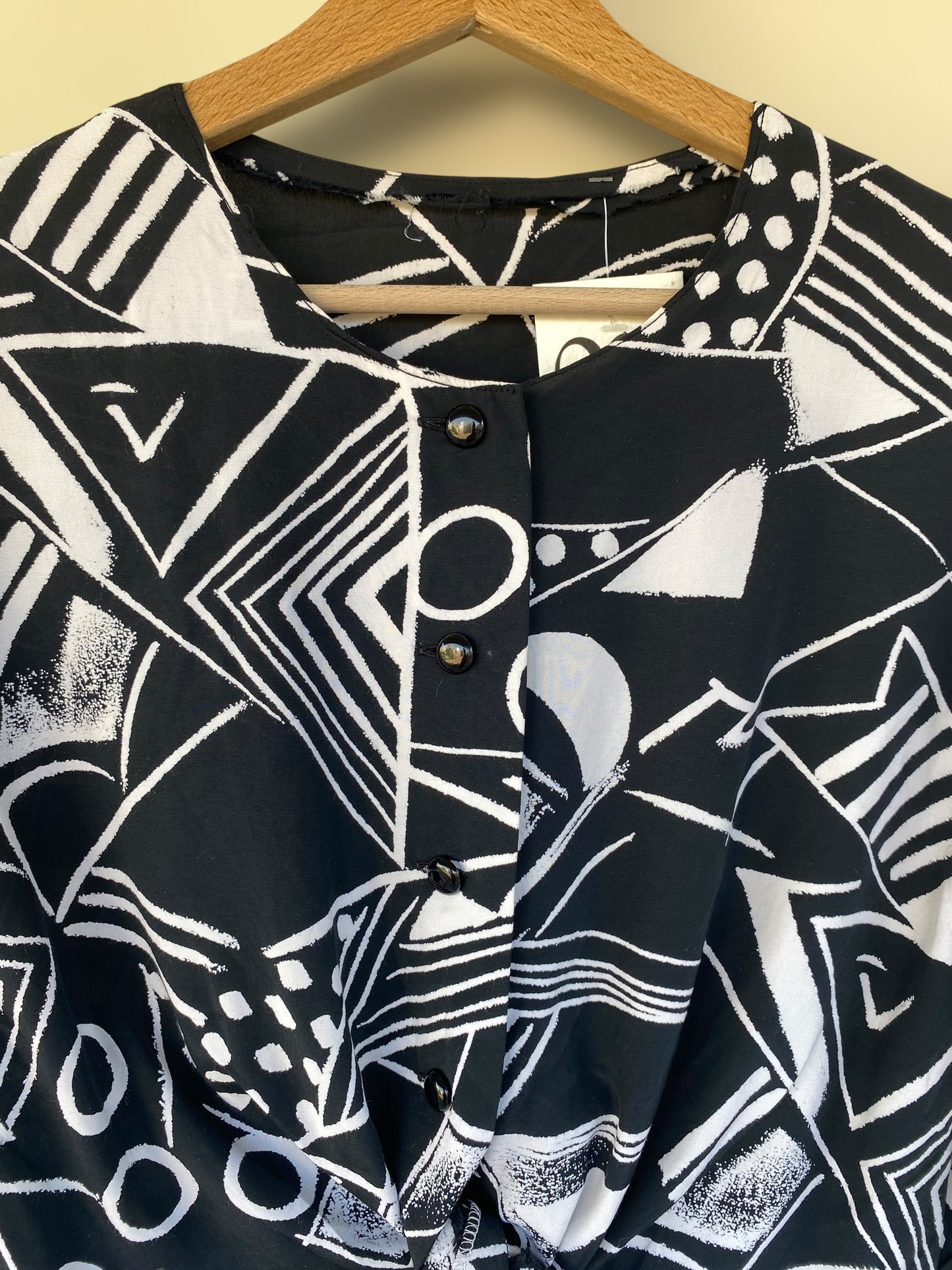 Vintage black cropped shirt with white shapes