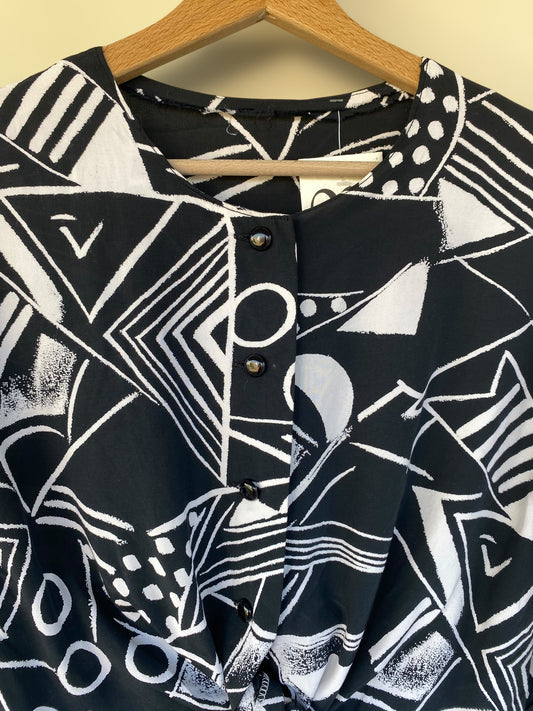 Vintage black cropped shirt with white shapes