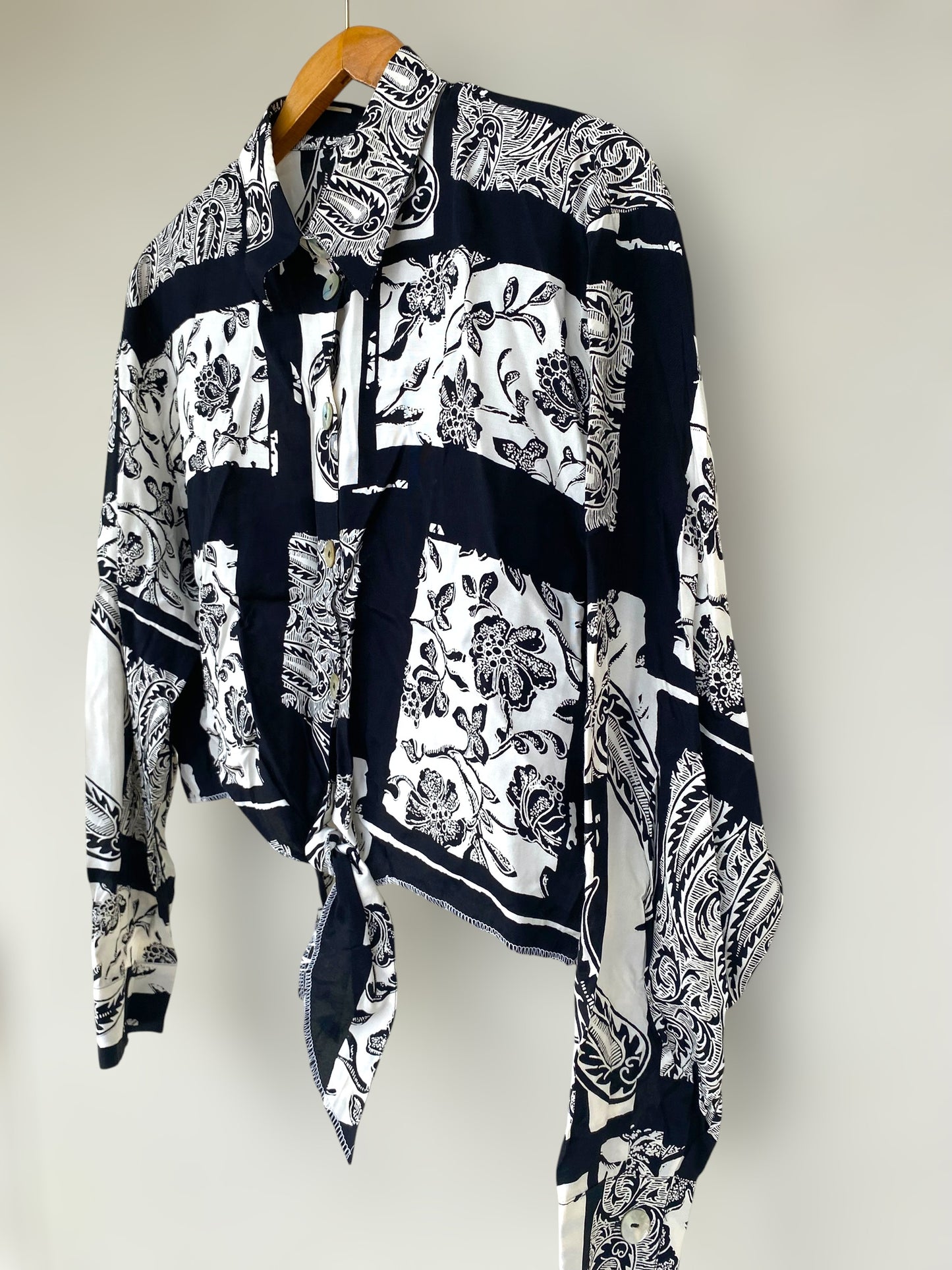 “Lahouria & flowers” vintage reworked cropped shirt