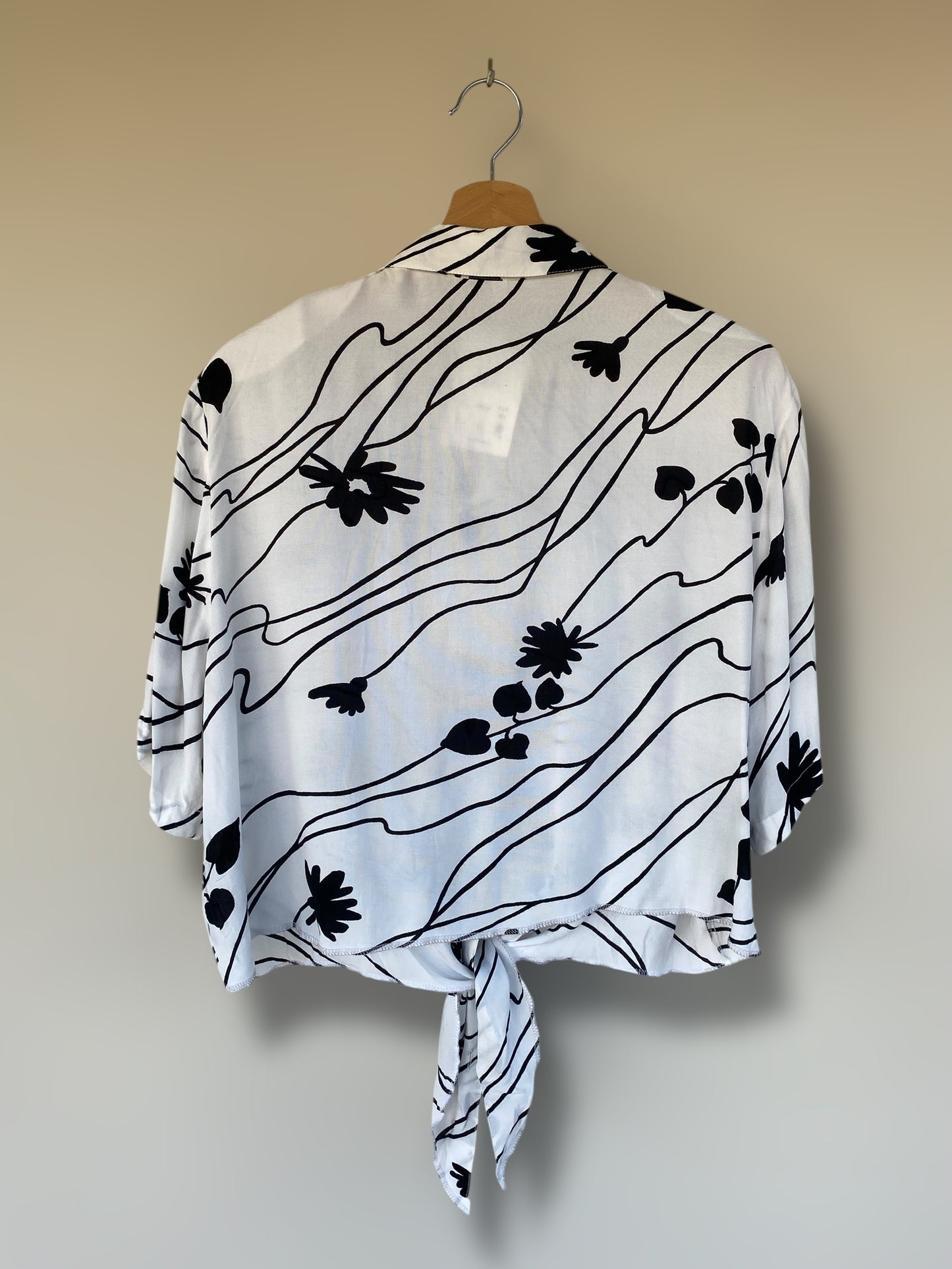 Vintage cropped shirt with black design