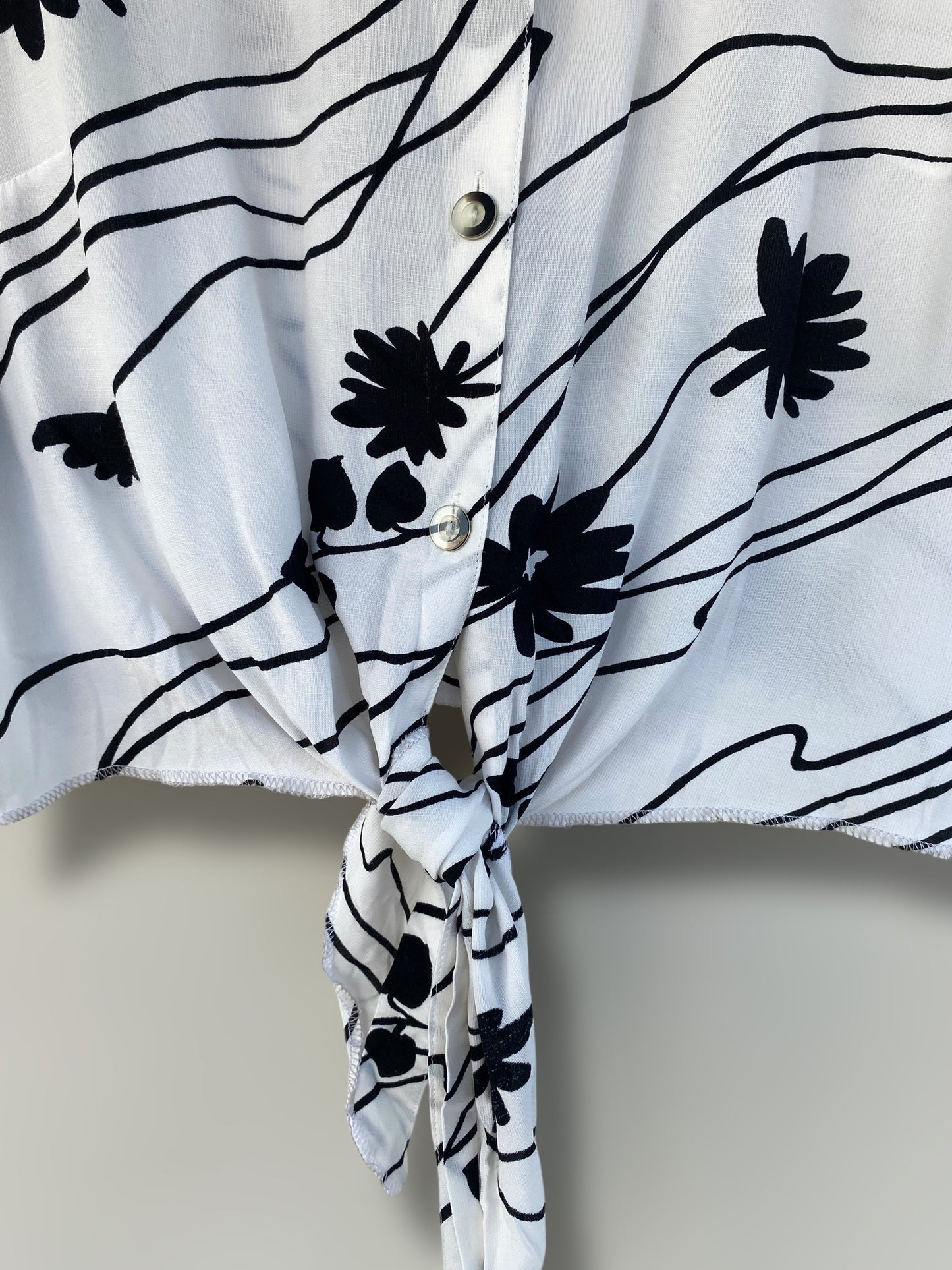 Vintage cropped shirt with black design